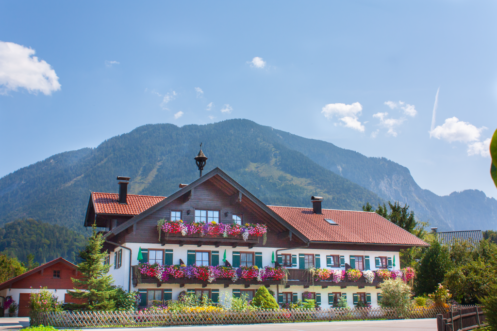 Untersberghof mit dahinterliegendem Untersberg